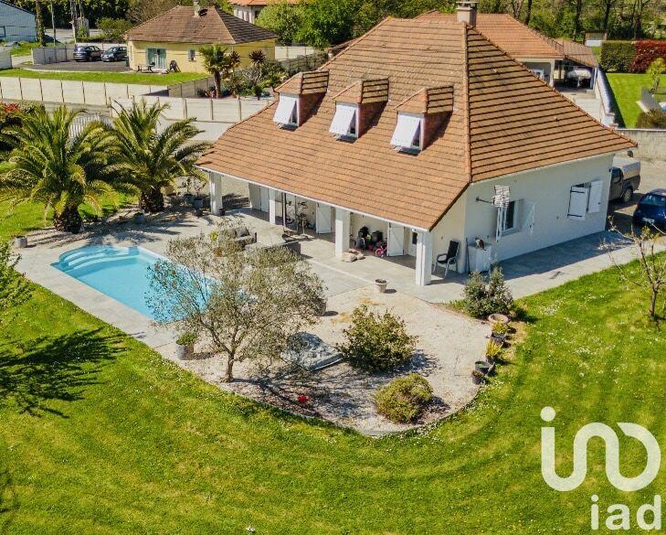 Maison - 205 m² - 9 pièces