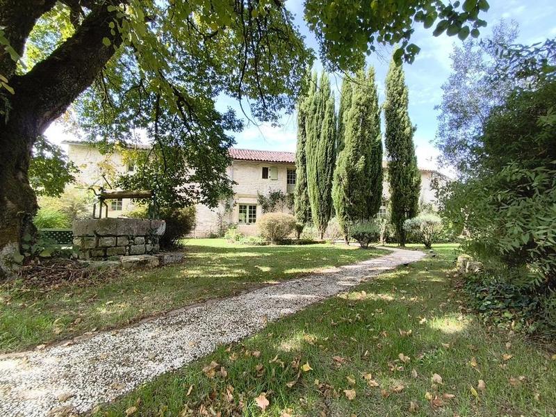 Maison ancienne - 434 m² - 10 pièces