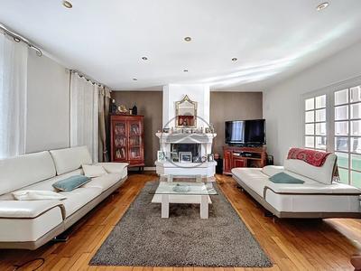 Maison - 237 m² - 9 pièces