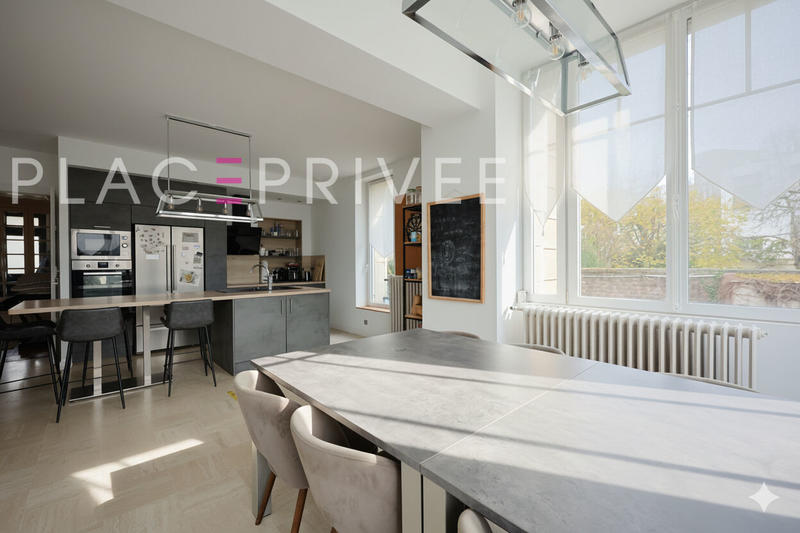 Maison - 400 m² - 12 pièces