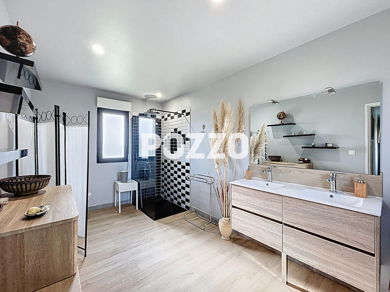 Maison - 215 m² - 6 pièces