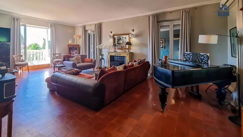 Maison - 377 m² - 12 pièces