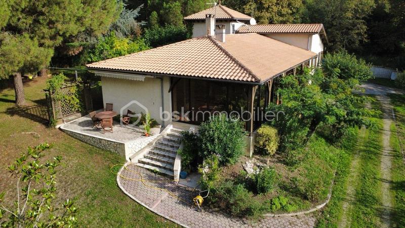 Propriété - 190 m² - 6 pièces