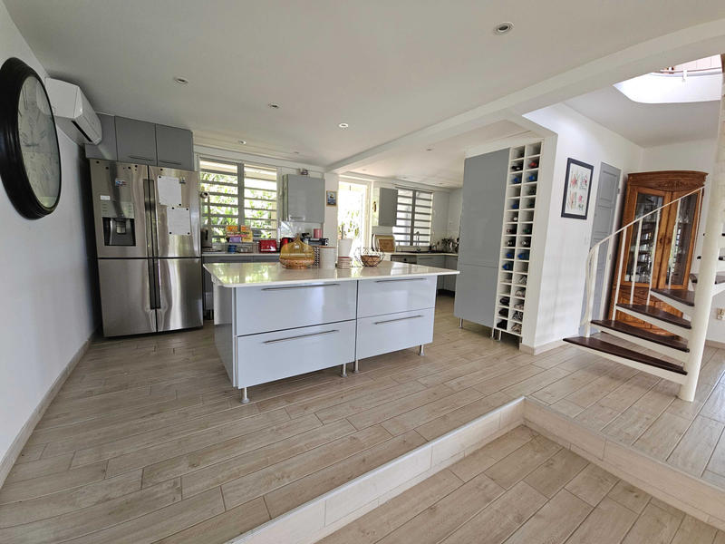 Maison - 225 m² - 8 pièces