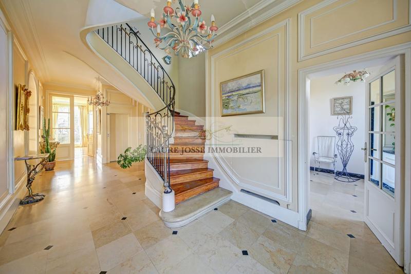 Villa - 485 m² - 12 pièces