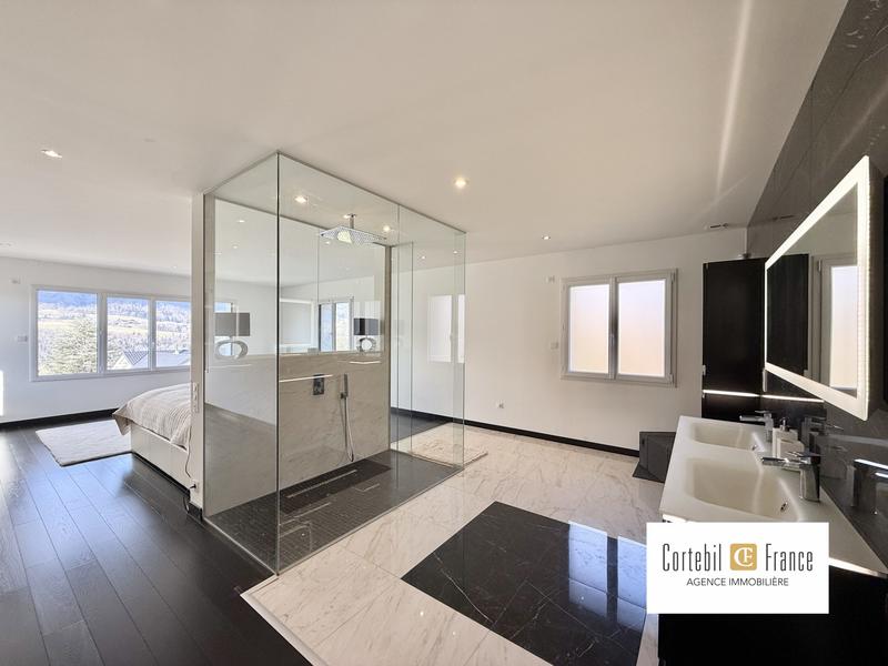 Villa - 277 m² - 9 pièces