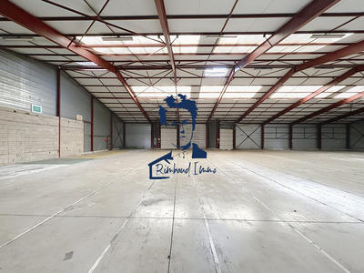 Entrepôt - 2 400 m²