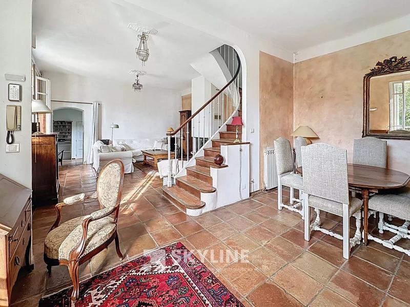 Maison - 197 m² - 9 pièces