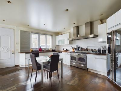 Maison - 280 m² - 9 pièces