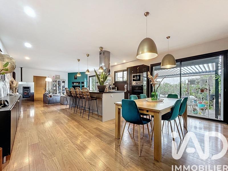 Maison - 270 m² - 9 pièces