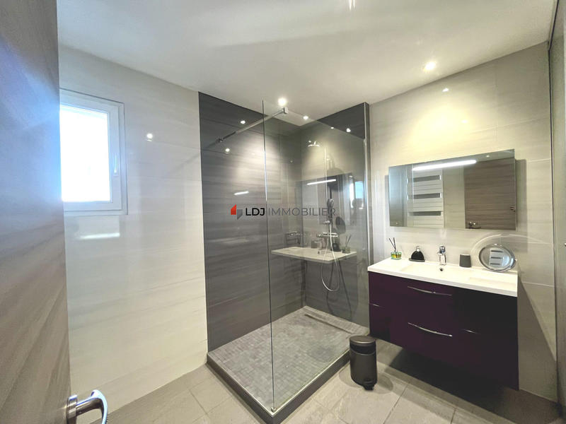 Maison contemporaine - 218 m² - 6 pièces