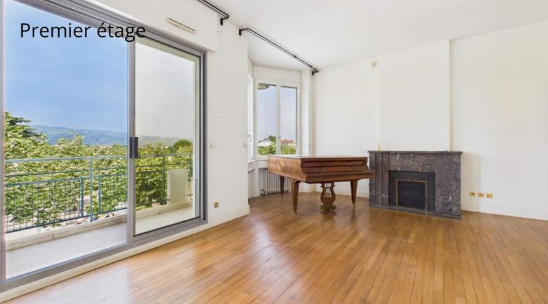 Maison - 300 m² - 11 pièces