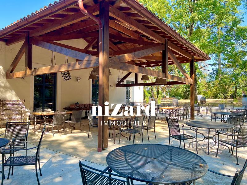 Propriété - 1 840 m² - 40 pièces