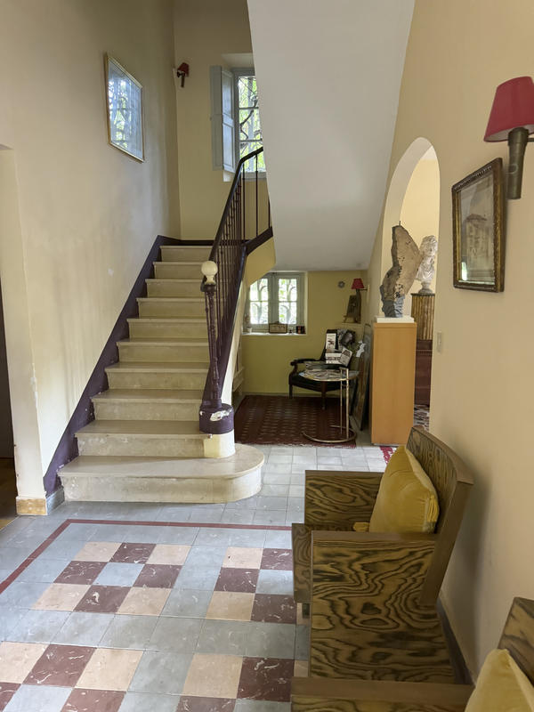 Propriété - 1 300 m² - 15 pièces