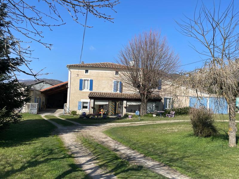 Maison - 170 m² - 9 pièces