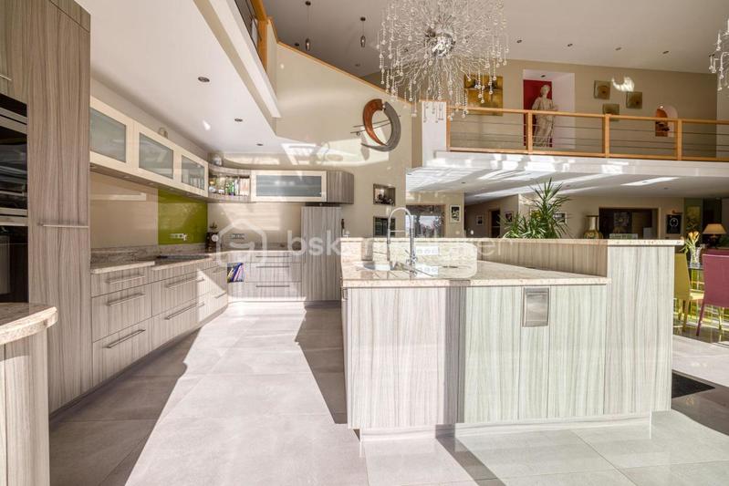 Propriété - 751 m² - 11 pièces