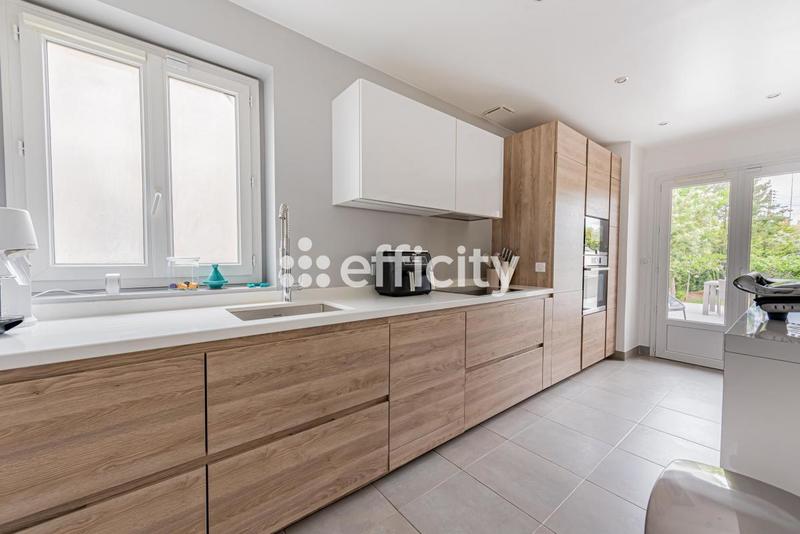 Maison - 232 m² - 9 pièces