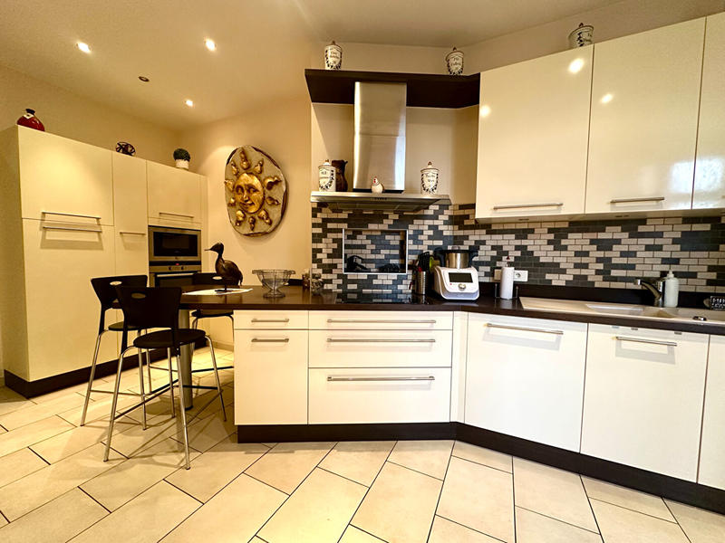 Appartement - 186 m² - 6 pièces