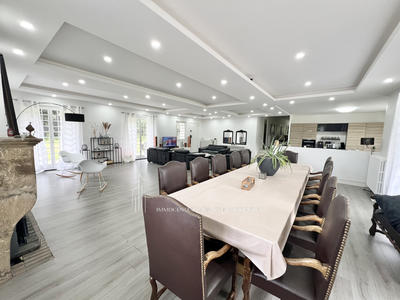 Propriété - 242 m² - 6 pièces