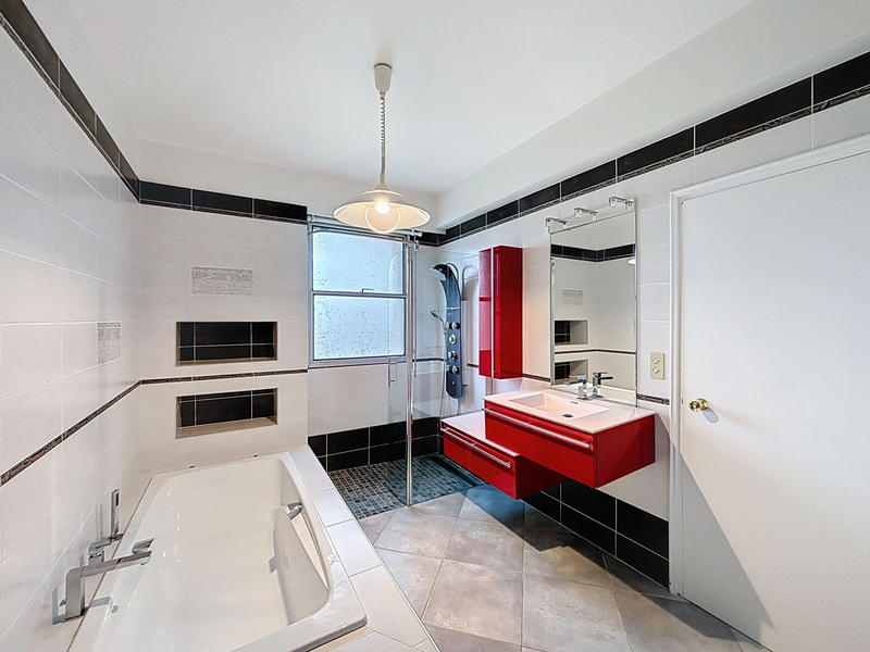 Maison - 240 m² - 7 pièces