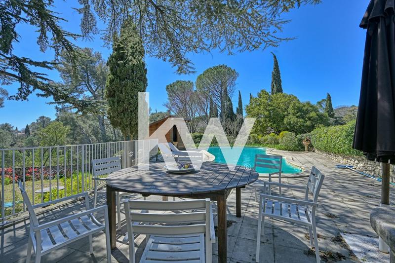 Maison - 285 m² - 8 pièces