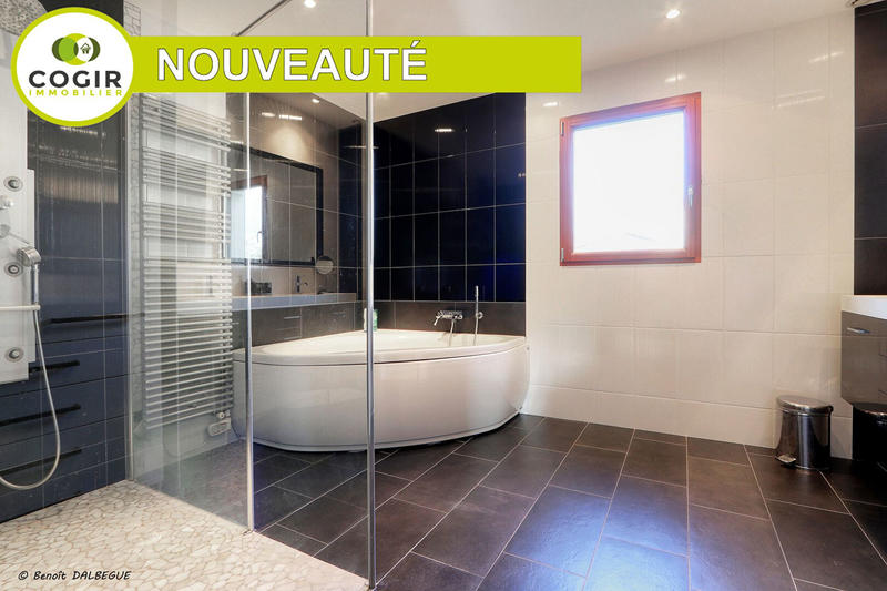 Maison - 250 m² - 8 pièces