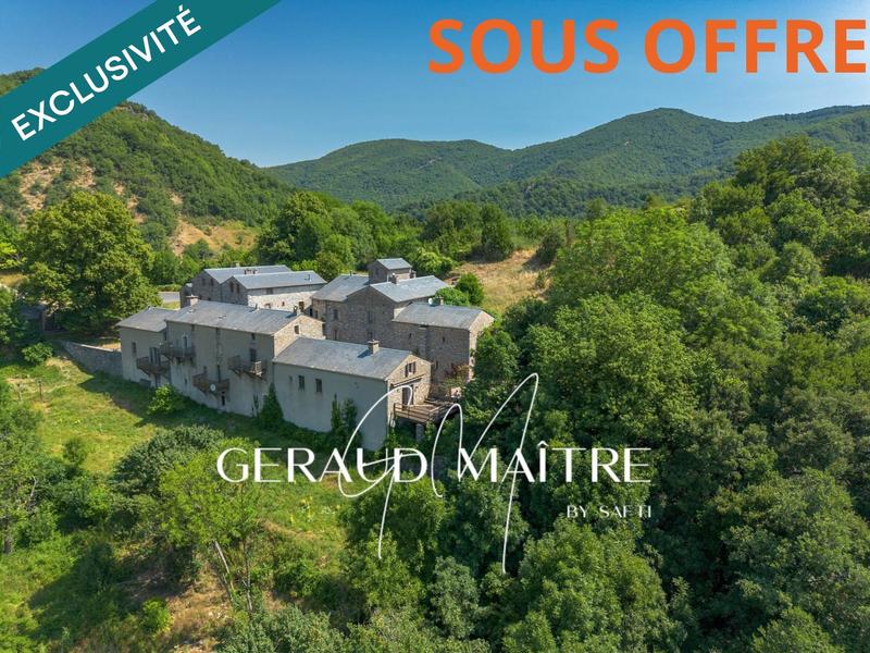 Maison - 1 080 m² - 90 pièces