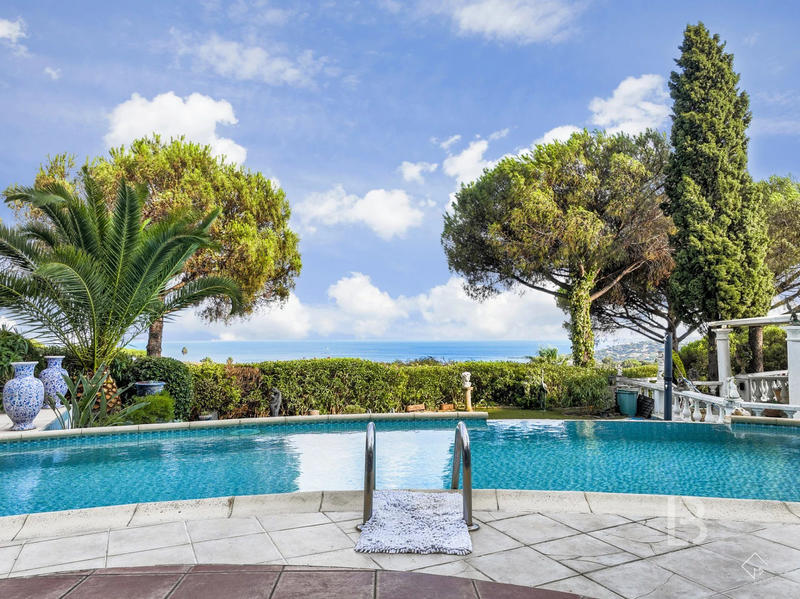 Villa - 439 m² - 8 pièces