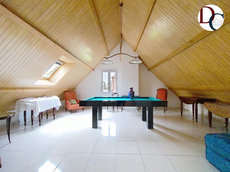 Maison - 242 m² - 8 pièces