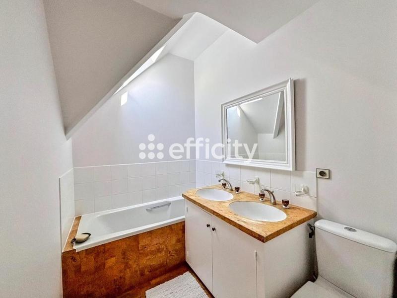 Maison - 240 m² - 9 pièces