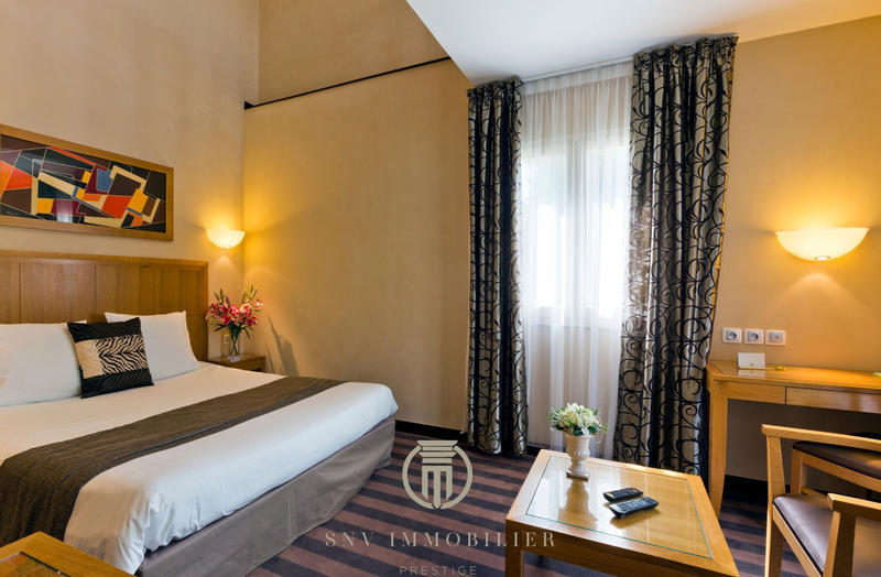 Propriété - 1 457 m² - 34 pièces