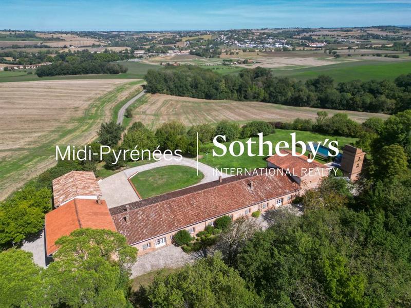 Maison - 730 m² - 14 pièces