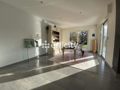 Maison - 180 m² - 8 pièces