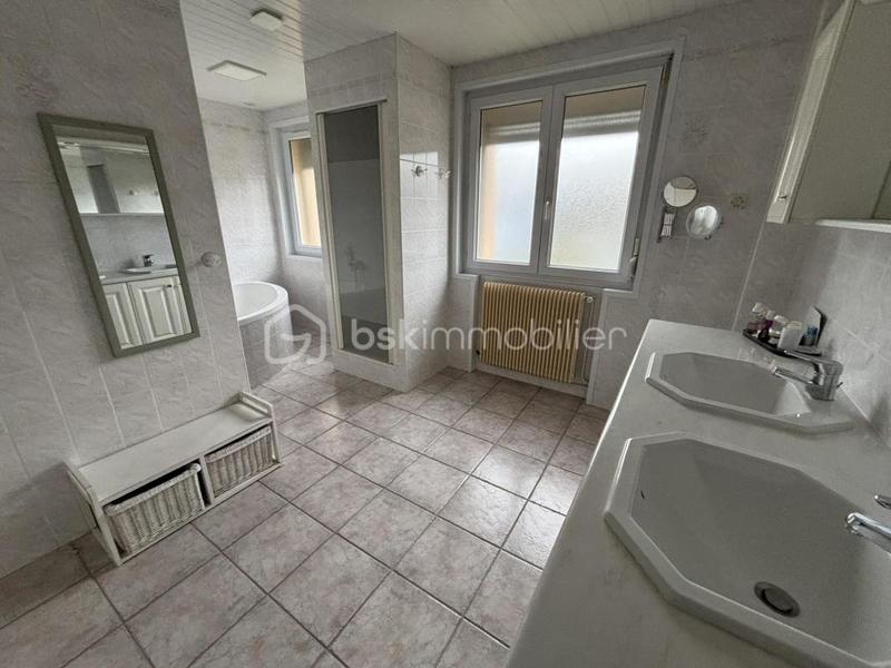 Demeure - 183 m² - 9 pièces