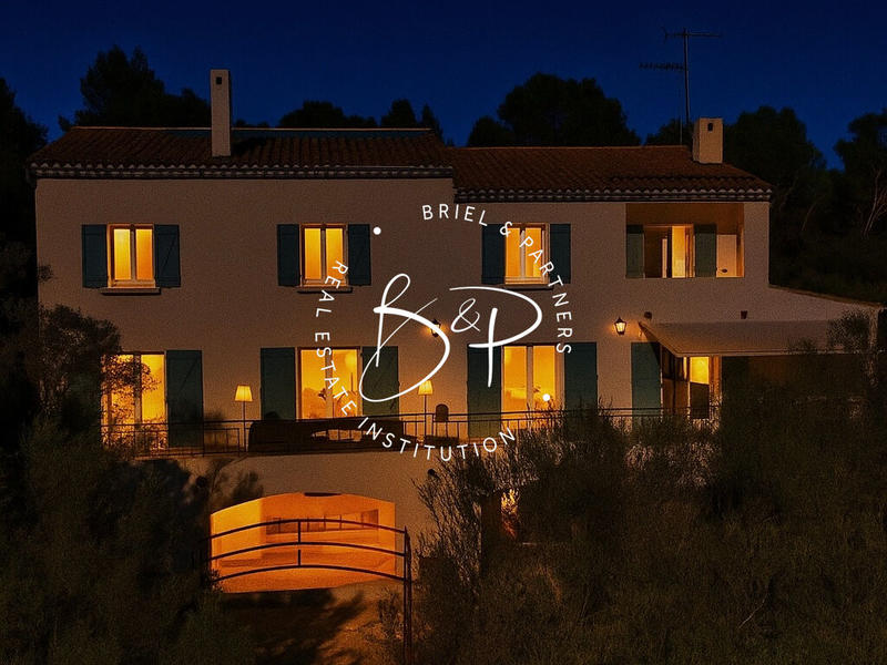 Maison - 331 m² - 8 pièces