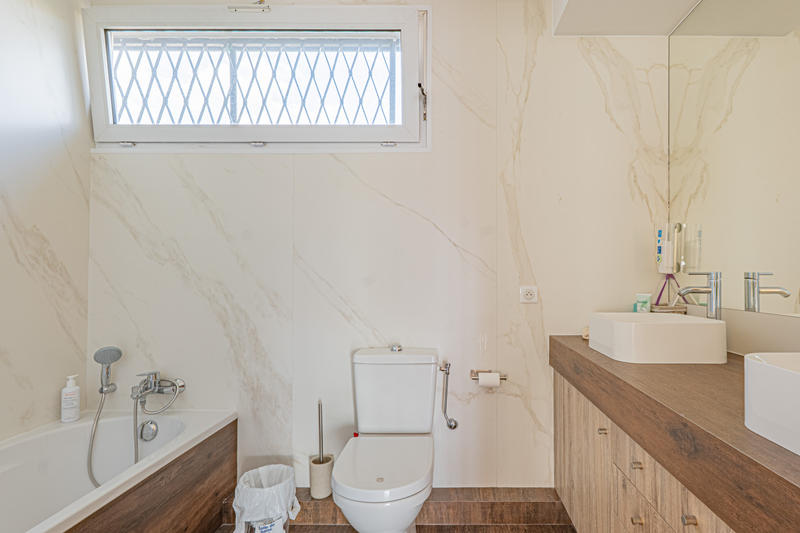 Maison - 237 m² - 8 pièces