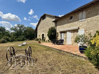 Propriété - 238 m² - 6 pièces