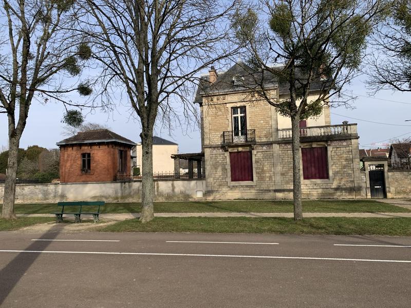 Maison - 217 m² - 10 pièces