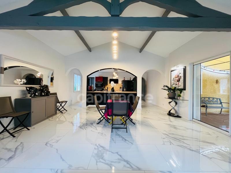 Maison - 228 m² - 8 pièces