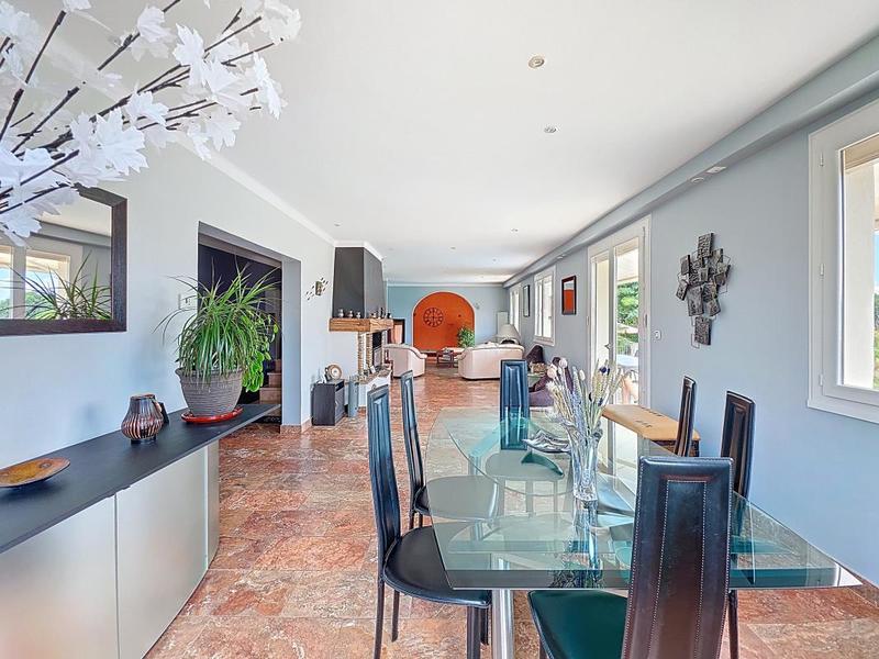 Maison - 240 m² - 6 pièces