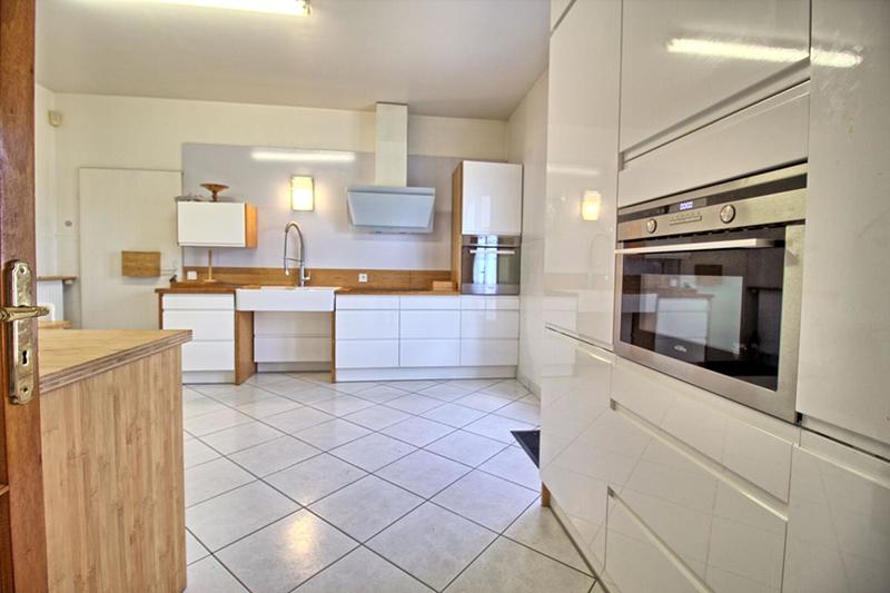 Maison - 240 m² - 9 pièces