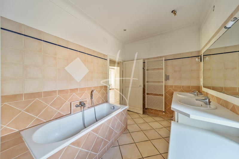 Appartement - 185 m² - 6 pièces