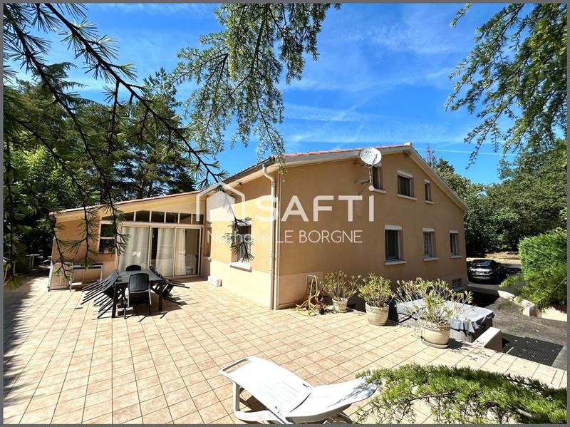 Maison - 213 m² - 8 pièces