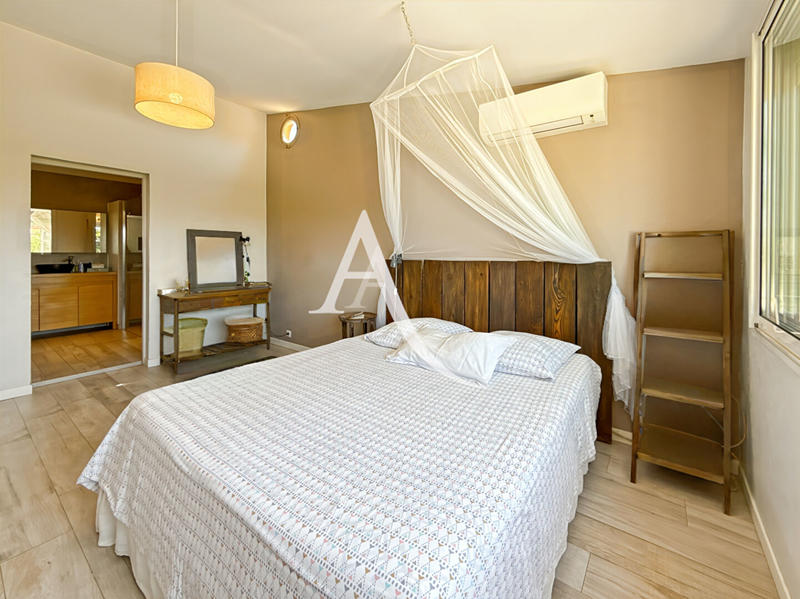 Maison - 201 m² - 5 pièces