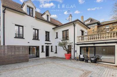 Maison - 305 m² - 8 pièces