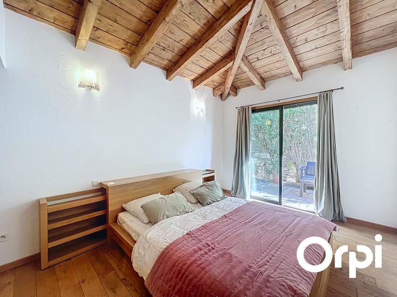 Maison - 239 m² - 8 pièces