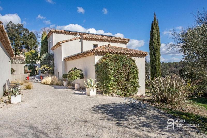 Propriété - 250 m² - 7 pièces