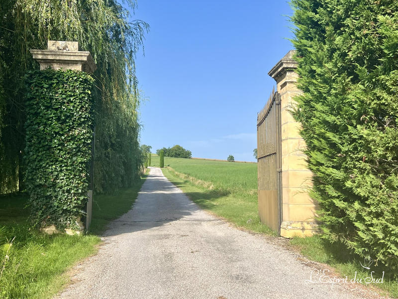 Maison - 750 m² - 21 pièces