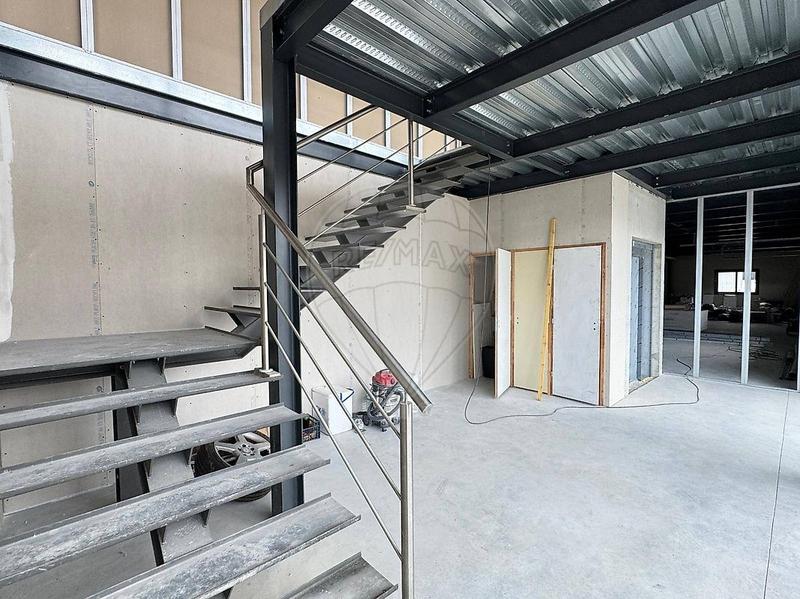 Local commercial - 700 m² - 1 pièce