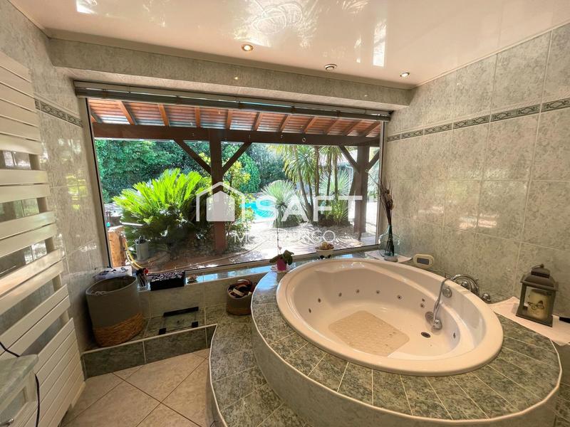 Maison - 255 m² - 7 pièces